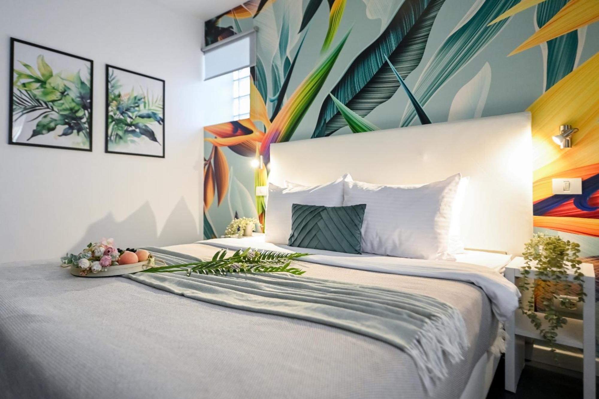 Urban Paradise - Modern Central Accommodation Bucarest Esterno foto