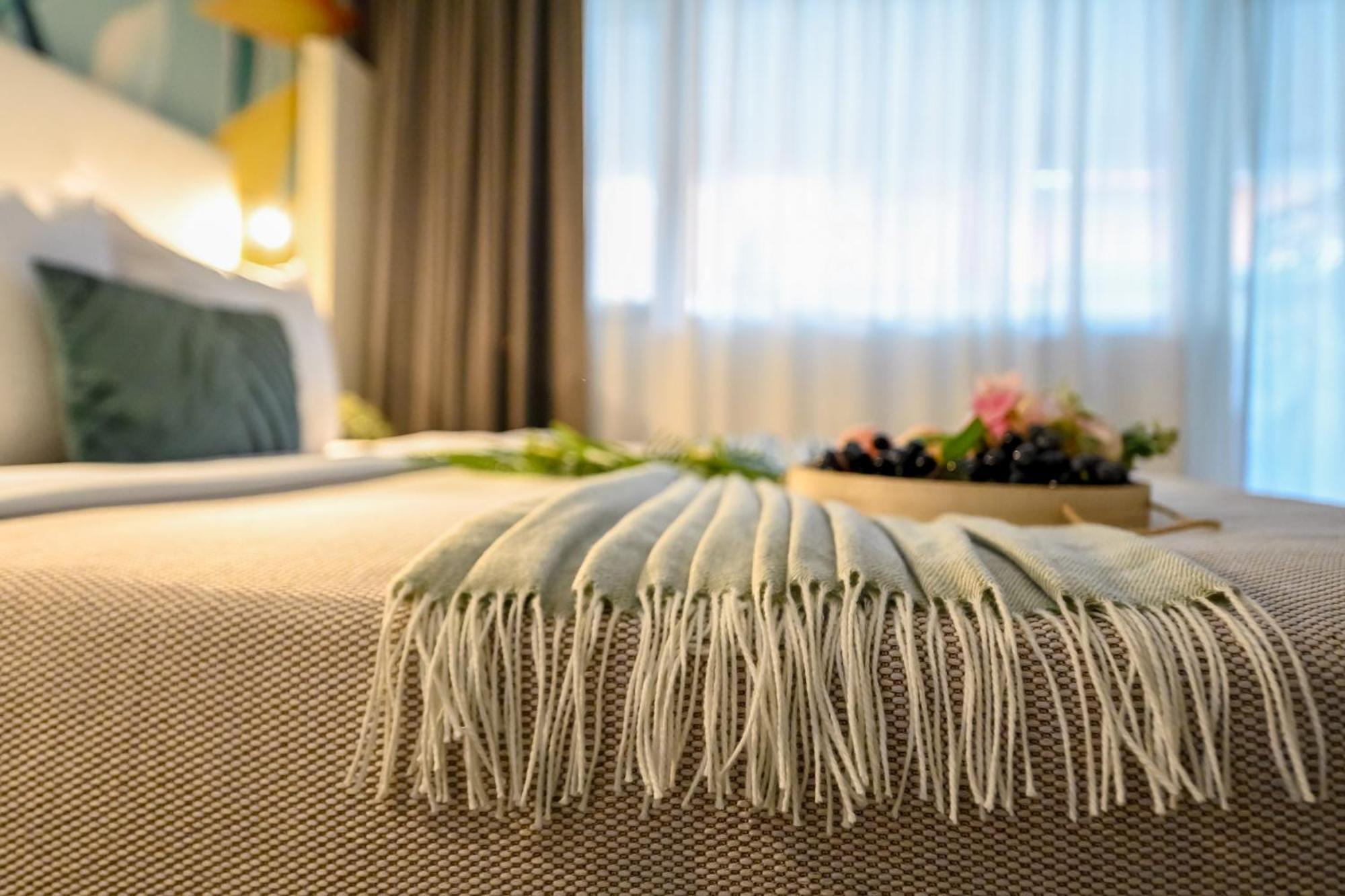 Urban Paradise - Modern Central Accommodation Bucarest Esterno foto